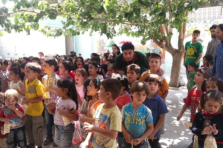 Adnan mit Kindern der Schule in Moaddamiyeh 2016. Foto: Privat