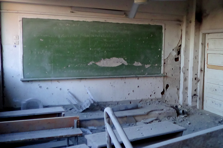 Ein durch Assad-Truppen zerstörtes Klassenzimmer in einer Schule in Moaddamiyeh. Moaddamiyeh 2015. Foto: Mahmoud Dawn