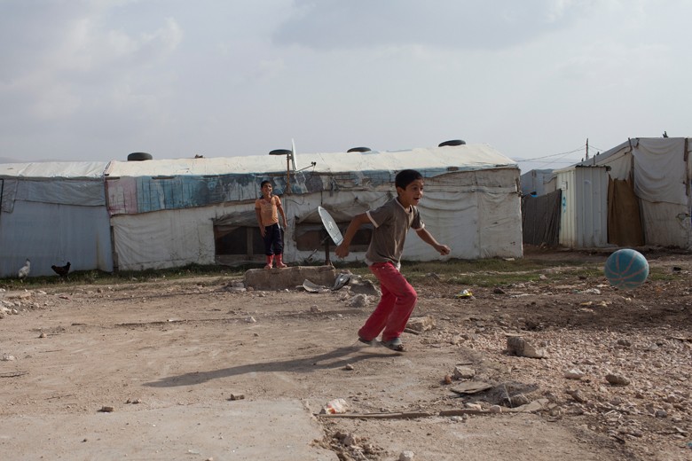 Spielende Kinder im libanesischen Flüchtlingslager in der Bekaa Ebene. Libanon 2015. Foto: Grace Kassab