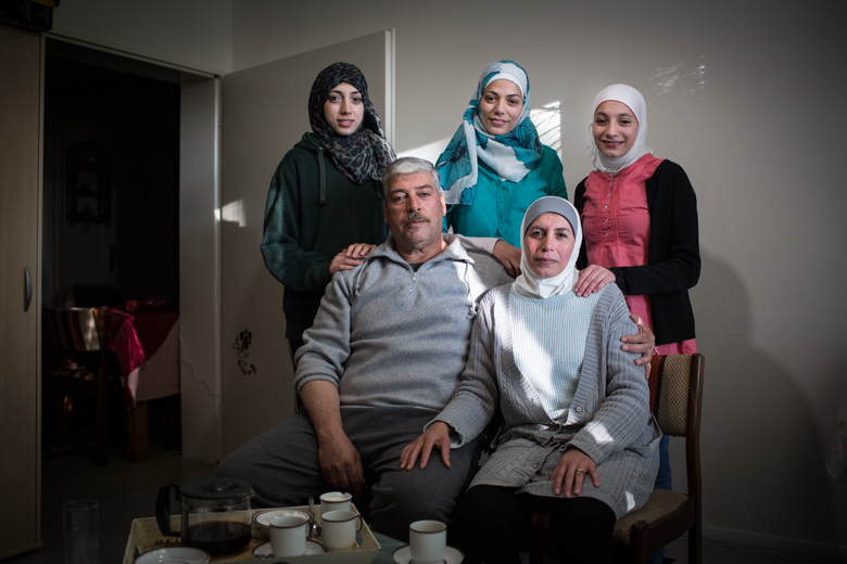 Die Familie Abu Rashed floh 2013 mit einem Boot über das Mittelmeer aus Syrien nach Deutschland. Inzwischen haben sie eine eigene Wohnung in Lüneburg, wo ihnen ehrenamtliche Helfer*innen der Willkommensinitiative den Anfang erleichterten. Foto: Maria Feck